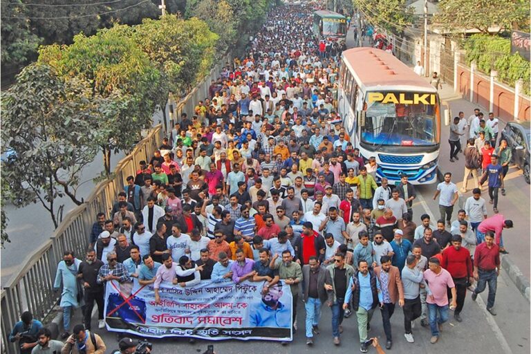 警察は「シャヒード・ピントゥ・スムリティ・サングサド」の行列を阻止