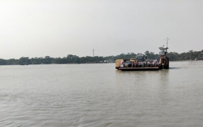 橋の遅延が長引く中、地元住民は川の救急車を要求