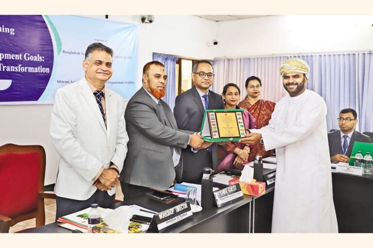 モハ。シャウカット・ラシッド・チョウドリーが参加者に紋章と証明書を配布している。