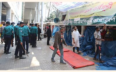 警察は金曜日、さまざまな組織の旗の下で