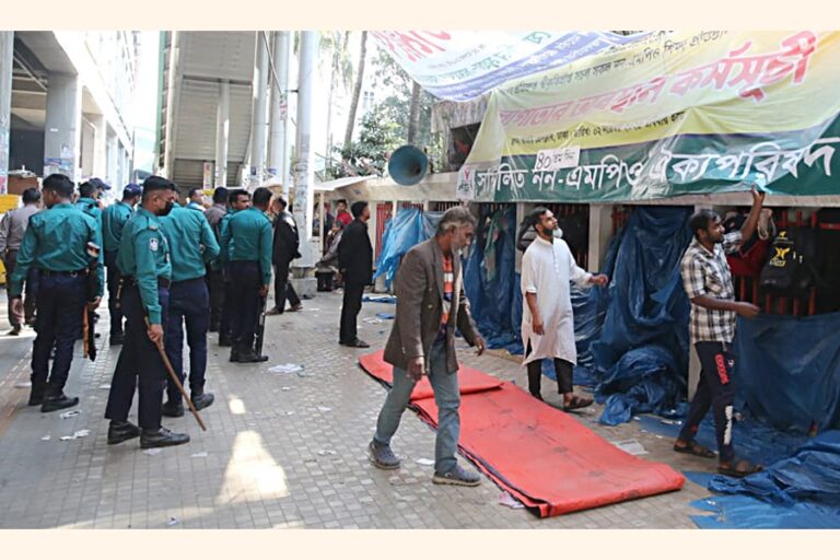 警察は金曜日、さまざまな組織の旗の下で