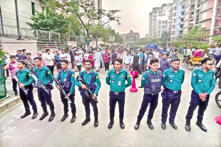 警察はエバーケア病院付近でBNP支持者が集まるのを阻止するために警備にあたる