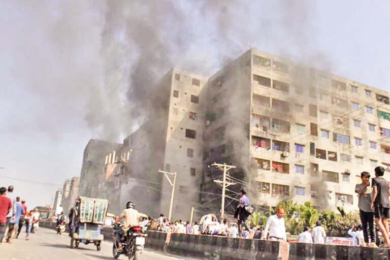 ケラニガンジのビル火災、7時間後に鎮圧、45人救助