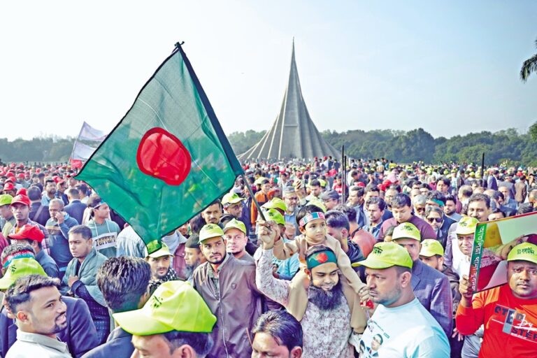 蜂起後の雰囲気の中で国民が勝利の日を祝う