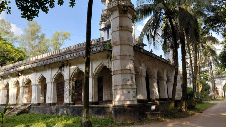 ランガプルのカーマイケル大学：教師不足とインフラ危機が学術活動の妨げに