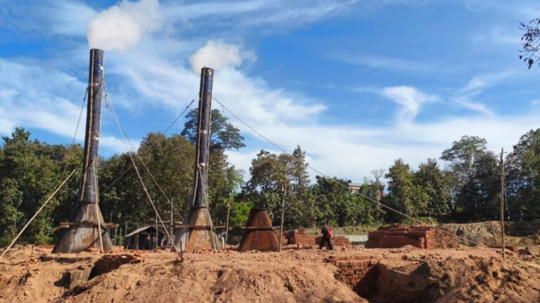 禁止にもかかわらず、バンダルバンでは違法なレンガ窯が稼働している