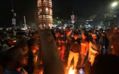 シャーバグ交差点が封鎖され、抗議者が「ハディ、ハディ」のスローガンを叫ぶ