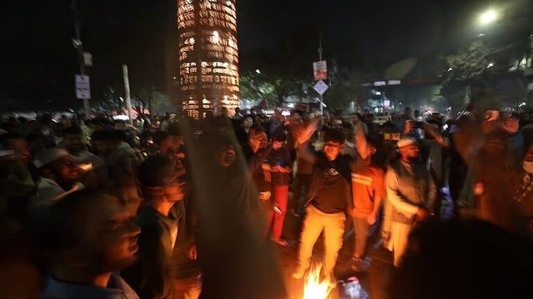 シャーバグ交差点が封鎖され、抗議者が「ハディ、ハディ」のスローガンを叫ぶ