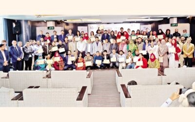 中小企業財団が起業家に認定証を授与