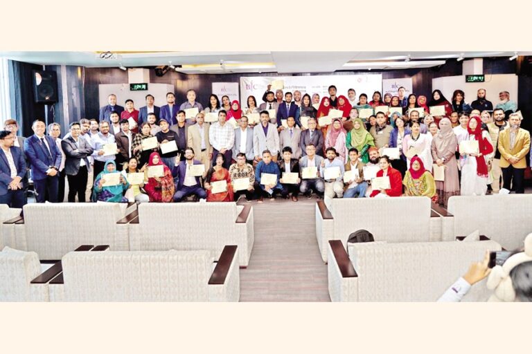 中小企業財団が起業家に認定証を授与