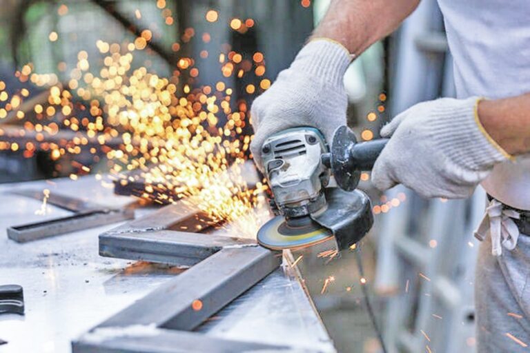 サウジアラビア内閣、認可された工業施設の外国人労働者への手数料を廃止