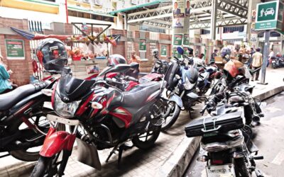 歩道を利用するバイク乗り