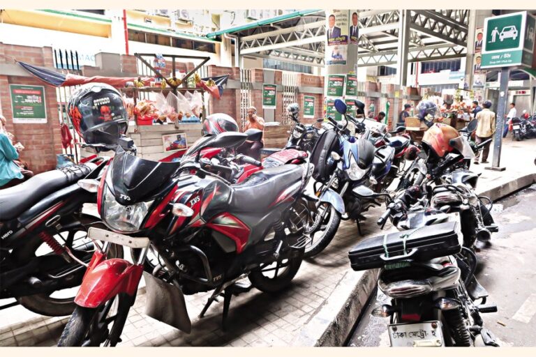 歩道を利用するバイク乗り