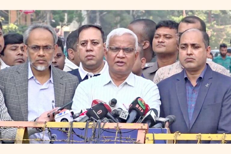 AZMザヒド・ホセイン医師が記者団に対し、カレダ・ジアさんの健康状態について語る