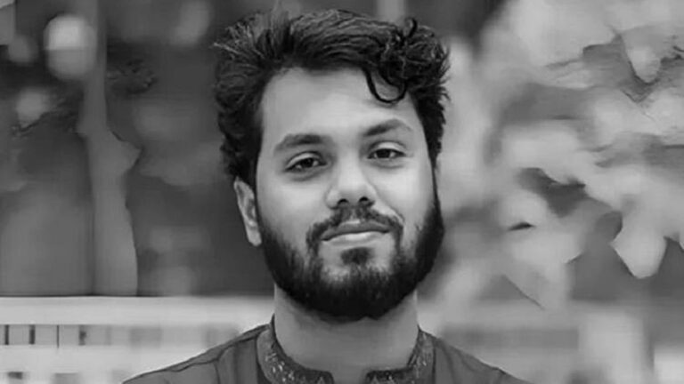 土曜午後２時、サンサド・ババンの南広場でハディのジャナザ