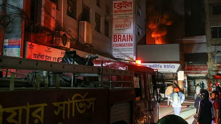 ダッカのウディチ事務所で火災が発生