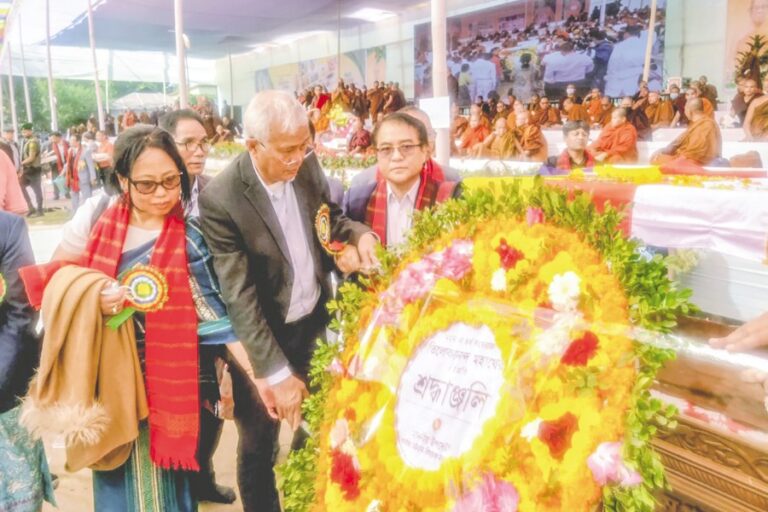 スプラディップ顧問がティロカナンダ・マハテロに敬意を表す