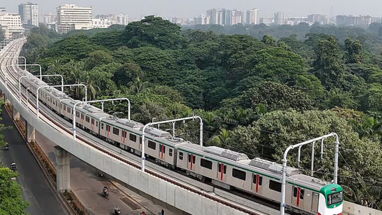 地下鉄：2人が屋根に登り運行停止