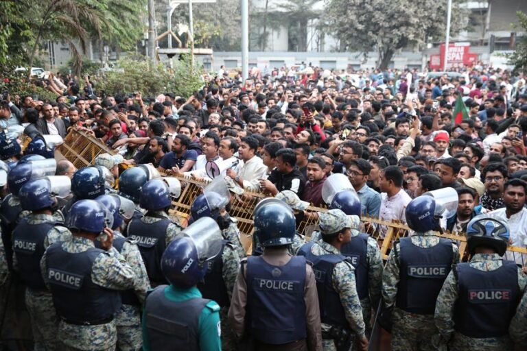 警察はジャティヤタバディ・チャトラ・ダル（JCD）の行列を阻止した