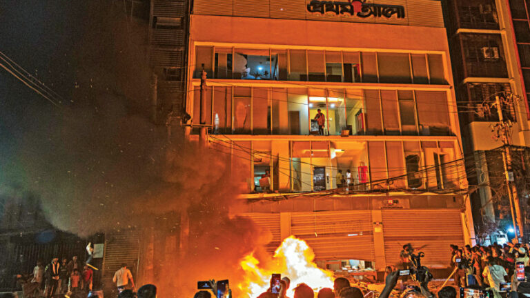 報道の自由の核心を攻撃する