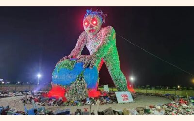 コックスバザールビーチに「プラスチックモンスター」が出現！