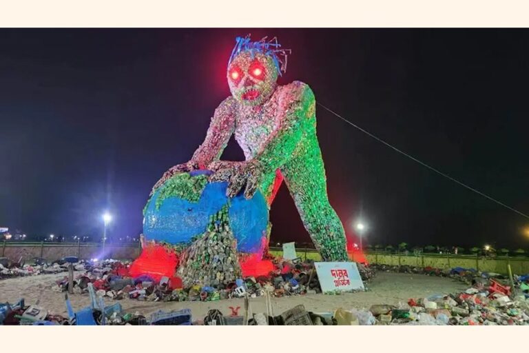 コックスバザールビーチに「プラスチックモンスター」が出現！