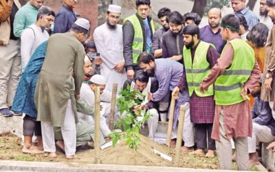 インキラブ・モンチョの広報担当者シャリフ・オスマン・ハディ氏の埋葬後、支援者たちは涙を流した。