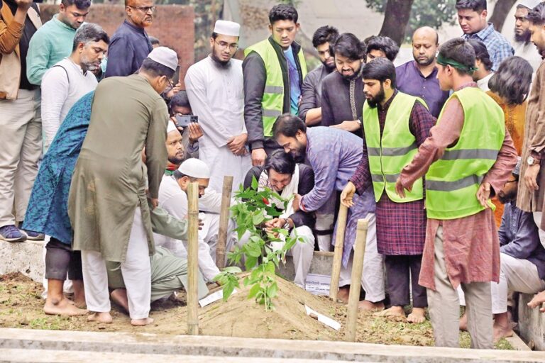 インキラブ・モンチョの広報担当者シャリフ・オスマン・ハディ氏の埋葬後、支援者たちは涙を流した。