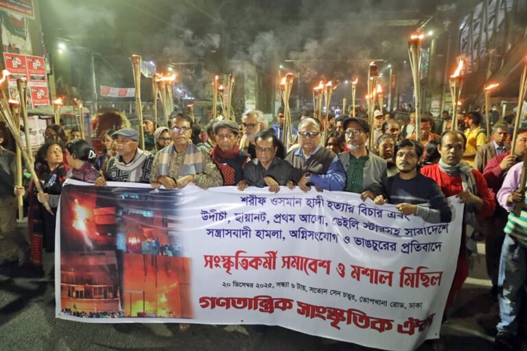 ゴノタントリク・サンスクリティック・オイカが松明行列を行った