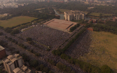 大勢の弔問客が英雄ハディに別れを告げる