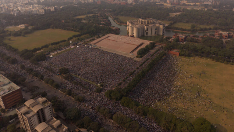 大勢の弔問客が英雄ハディに別れを告げる
