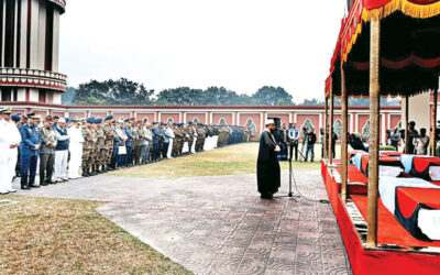 旗と涙で平和のために戦死した兵士たちに別れを告げる