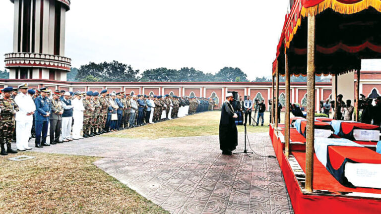 旗と涙で平和のために戦死した兵士たちに別れを告げる