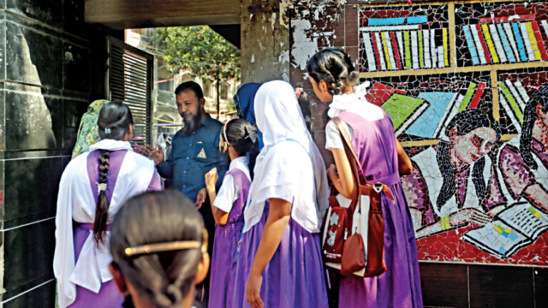 小中学校：教員ストライキで授業や学年末試験が中断