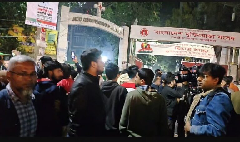 ダッカの高架道路から投げ込まれた爆弾が爆発し、若者1人が死亡