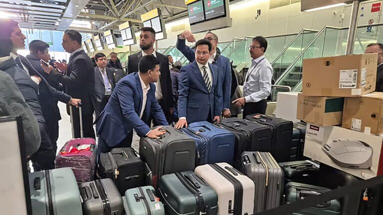 タリク・ラーマンが空港へ出発