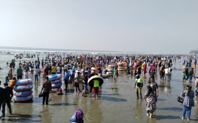 大量の観光客で賑わうコックスバザール