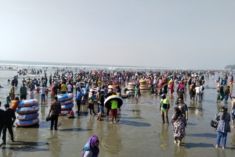 大量の観光客で賑わうコックスバザール