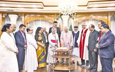 ムハマド・ユヌス主任顧問教授はキリスト教コミュニティの代表者と挨拶を交わし、ケーキをカットした。