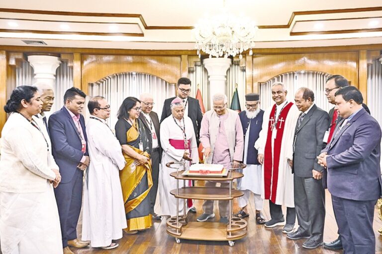 ムハマド・ユヌス主任顧問教授はキリスト教コミュニティの代表者と挨拶を交わし、ケーキをカットした。