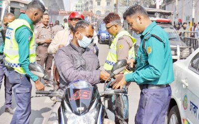 バイクを捜索する警察官