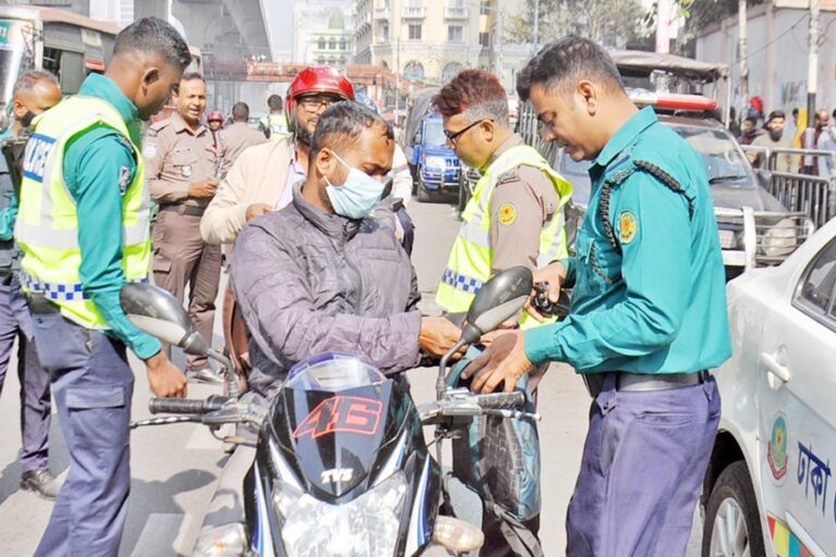 バイクを捜索する警察官