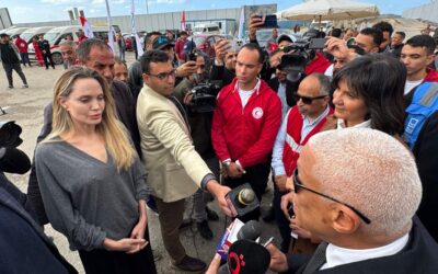 米国の女優アンジェリーナ・ジョリー（左）が記者会見に出席