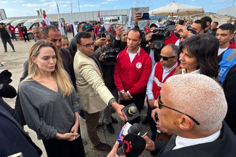 米国の女優アンジェリーナ・ジョリー（左）が記者会見に出席