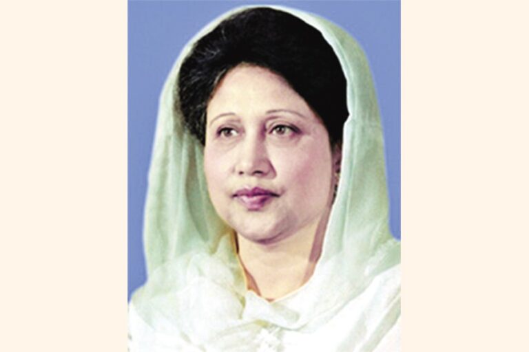 祈りが捧げられ、墓には信者や親族が集まった