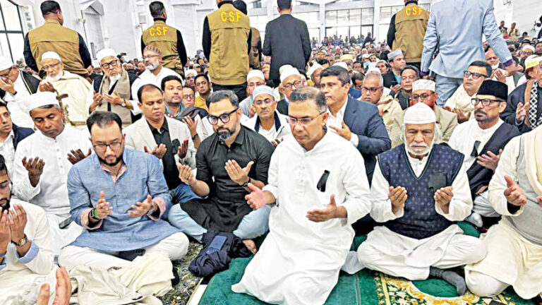 タリクと家族がカレダ・ジアのために祈りを捧げる