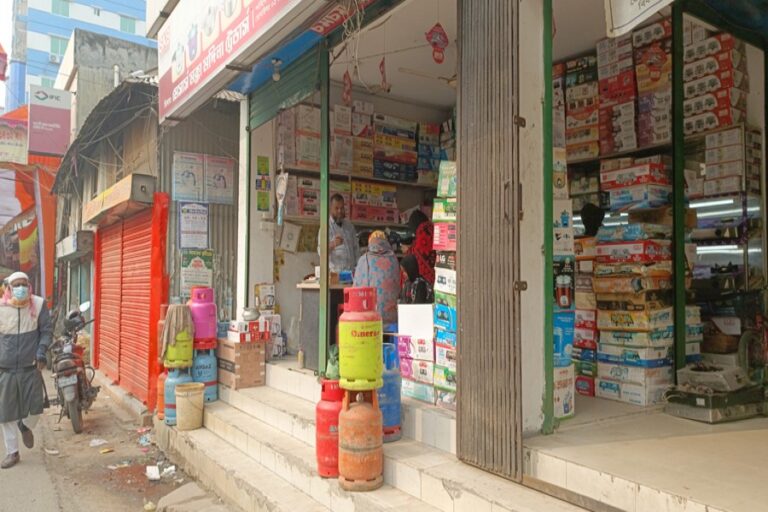 供給不足によりマニクガンジのLPガス価格が上昇