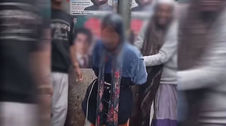 寒い冬の朝に冷水で拷問される女性