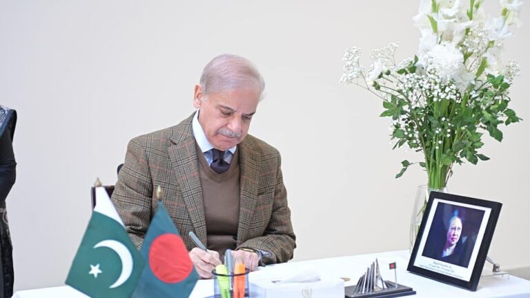 パキスタン首相がバングラデシュ高等弁務官事務所を訪問し、カレダ・ジア氏に哀悼の意と祈りを捧げる