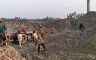 ランガプルでレンガ用の表土を燃やす行為が横行